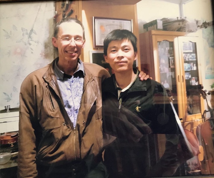 歌德大剧院总监选购大提琴