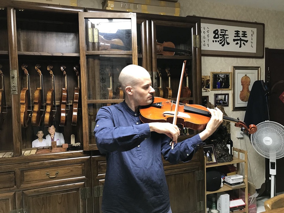 耶鲁大学音乐总监选琴