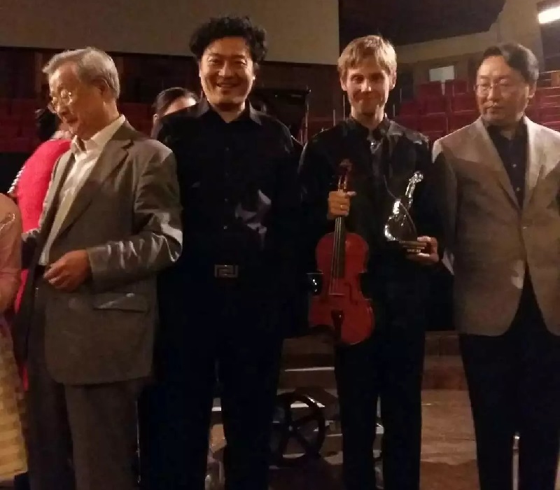 福田杯金奖获得者使用小峰提琴