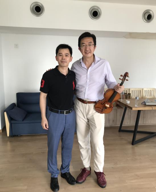 茱莉亚教授选琴